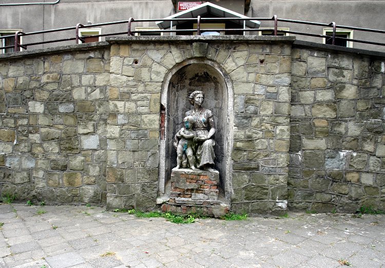 Rzeźba matki z dzieckiem